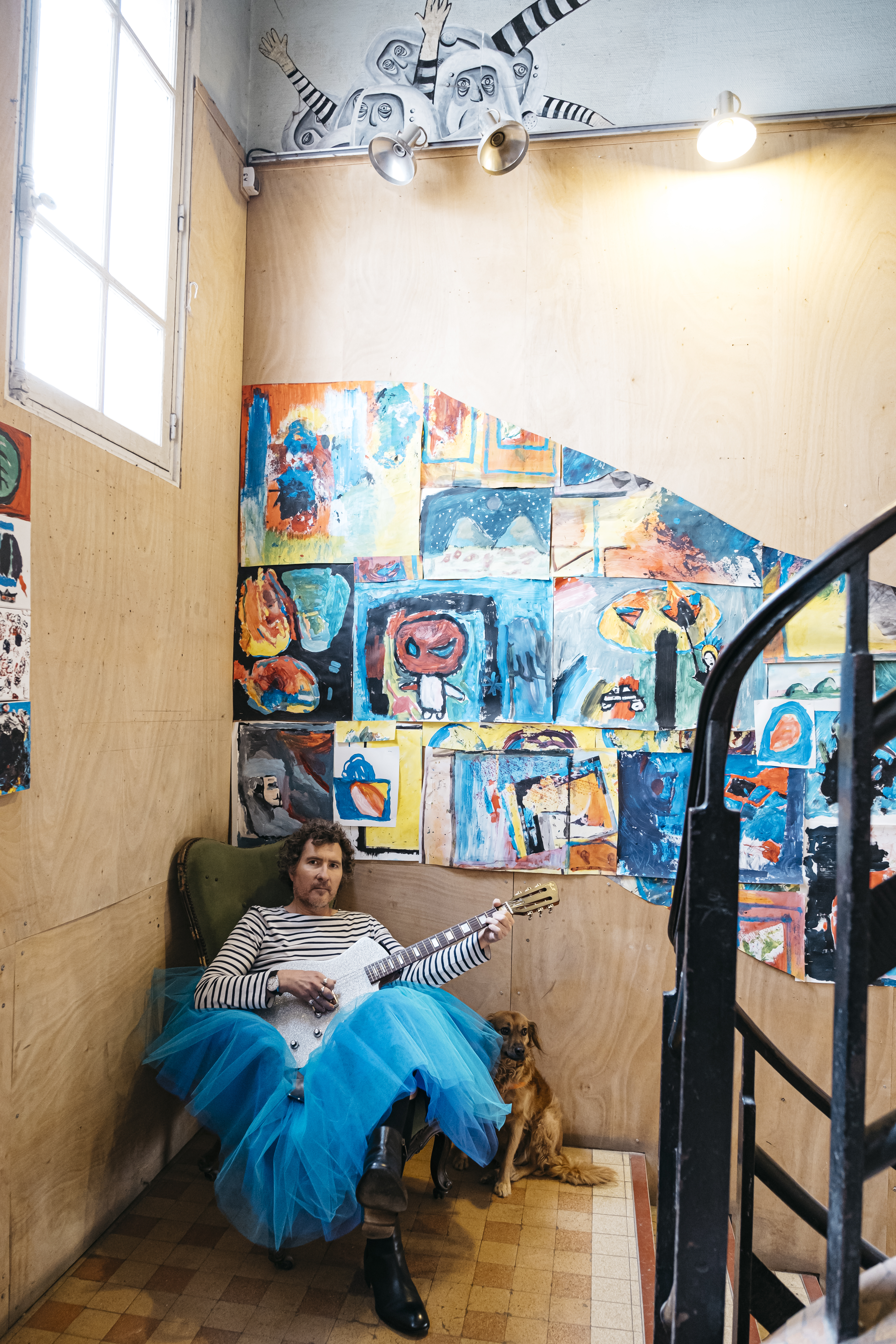 MARTINMARTIN en tutu bleu au Shakiraï, Paris — artiste de chanson française.