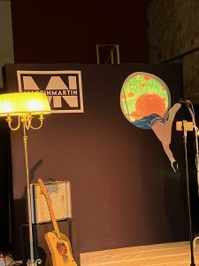 Décor de MARTINMARTIN SOLO SLOW : le hublot en rétroprojection et le logo.